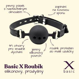 Černý silikonový roubík s prodyšným kusem s třemi otvory a nastavitelným páskem s kovovou sponou.