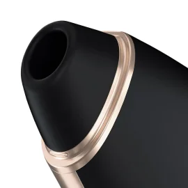Detail černého stimulátoru Satisfyer Love Triangle s růžově zlatým ozdobným prvkem a vstupem ve tvaru kruhu.