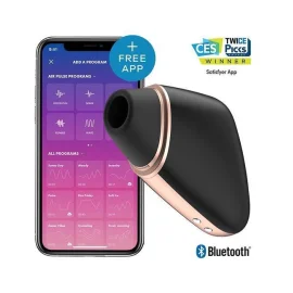 Černý stimulátor Satisfyer Love Triangle a mobilní aplikace pro ovládání přes Bluetooth s ukázkou programů.
