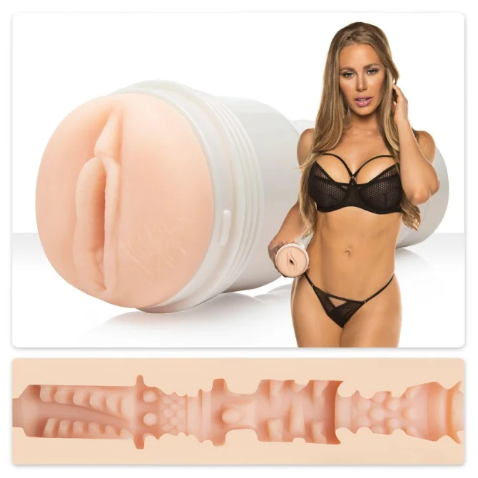 Fleshlight Nicole Aniston Fit bezbarvý masturbátor s vaginálním otvorem a vnitřní strukturou s nopky a drážkami.
