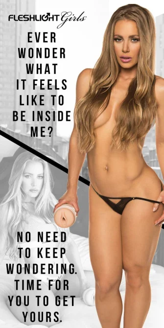 Fleshlight Girls drží v ruce masturbátor s vaginálním vstupem, odhalená žena v černých tangách.