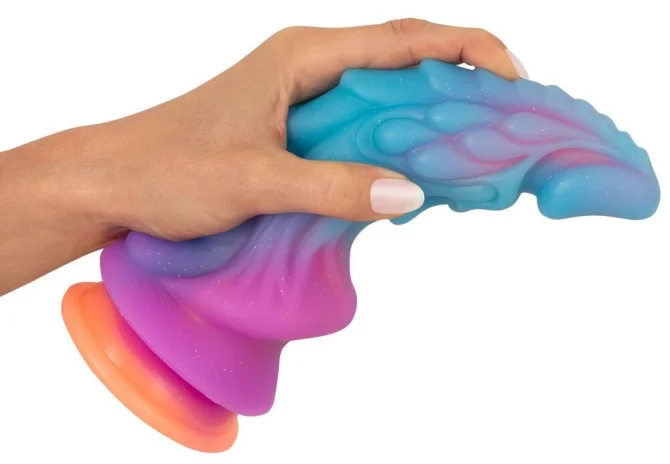 Dildo Beasty Cocks Supernatural modro-růžovo-oranžové barvy s výraznou strukturou a přísavkou v ruce