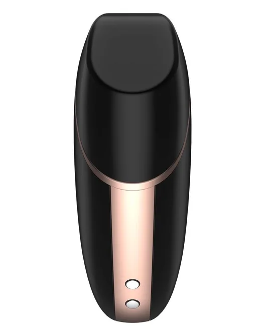 Satisfyer Love Triangle černý s růžovým pruhem a magnetickým nabíjecí portem na přední straně zařízení.