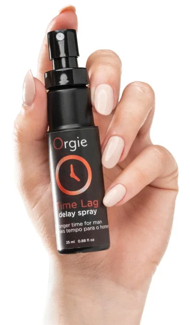 Ruce držící černou lahvičku spreje na oddálení ejakulace Orgie Time Lag 25 ml