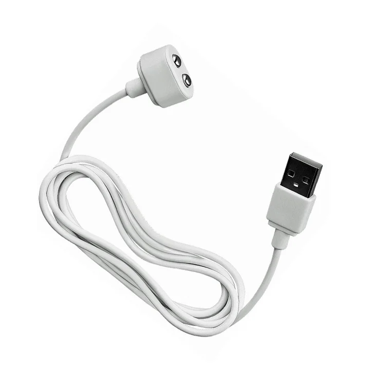 Bílý nabíjecí kabel Satisfyer USB s dvoupólovým konektorem a standardním USB konektorem na druhém konci.