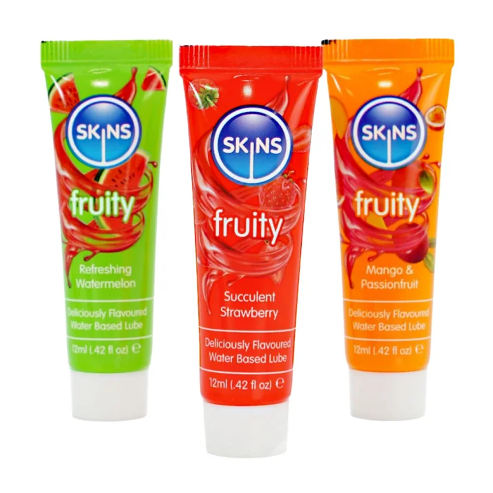 Tři barevné tuby lubrikačního gelu SKINS Fruity s příchutěmi meloun, jahoda a mango s maracujou