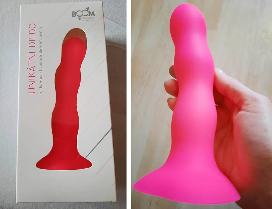 Obrázky krabičky dilda BOOM a dilda v ruce testerky