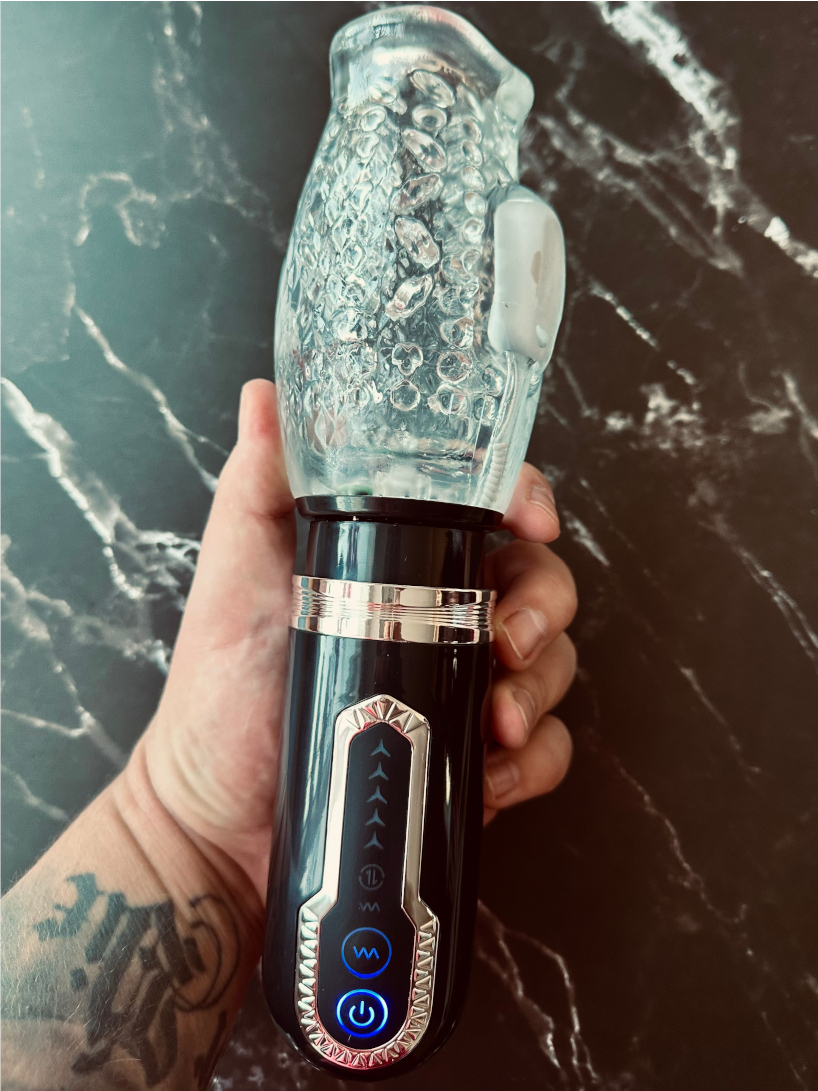 Masturbátor BASIC X Drake v ruce testera