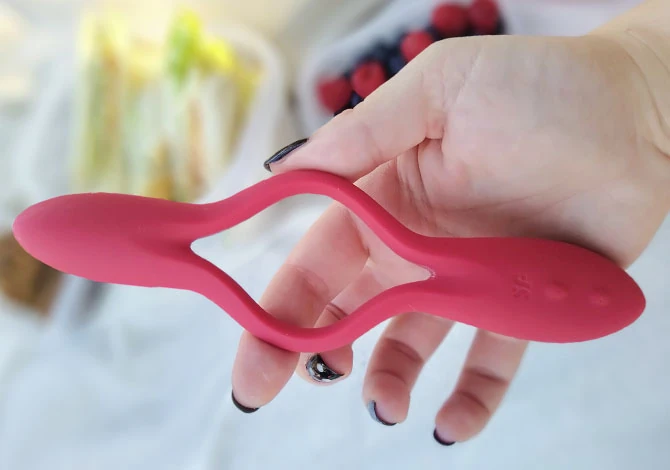 Párový vibrátor Satisfyer Elastic Game v ruce testerky - detail otvoru pro penis Párový vibrátor Satisfyer Elastic Game v ruce testerky - detail otvoru