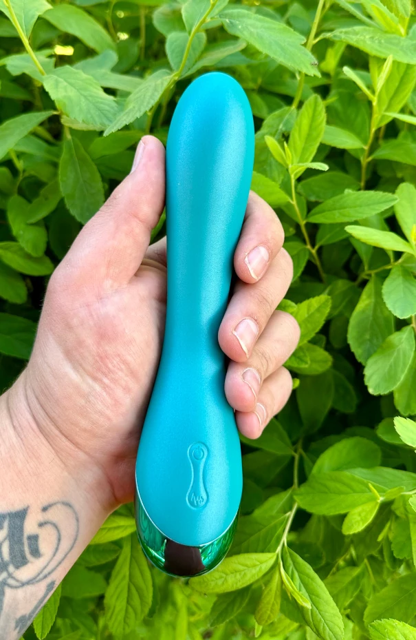 Vibrátor BASIC X Greeny v ruce testera