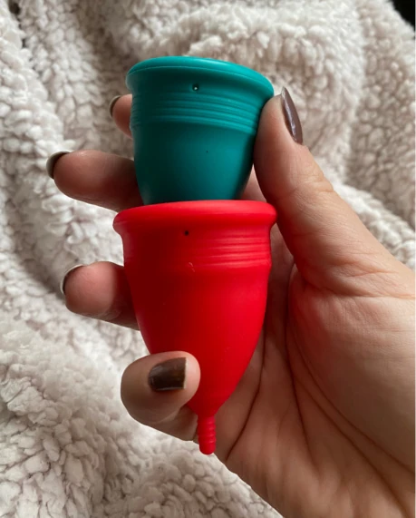 Menstruační kalíšky Intimfitness v ruce testerky
