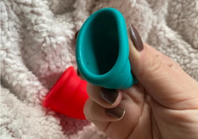 Ukázka pružnosti menstruačního kalíšku Intimfitness