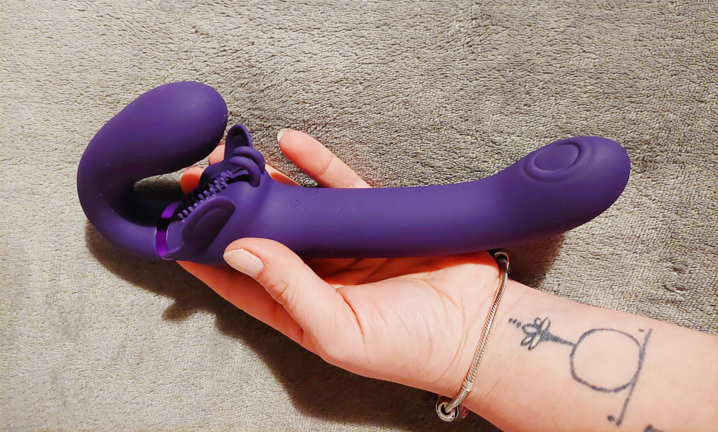 Strapon dildo VIVE Satu v ruce testerky Strapon dildo VIVE Satu v ruce testerky