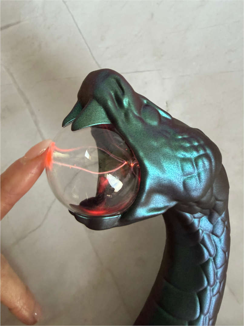 Detail koule v tlamě, které se dotýká prst