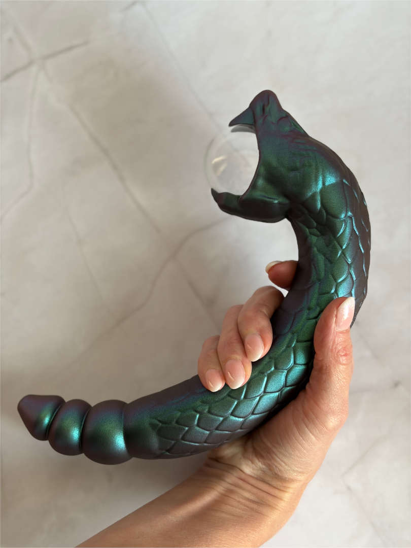 Vibrátor Snake od Temptasia v ruce testerky